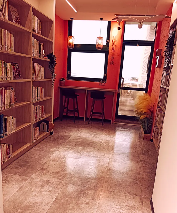 在愛情裡，彼此是最純粹的倒影，映出真實的自己。 攝於淡水圖書館。 照片提供 | 梵靈乾坤工作室