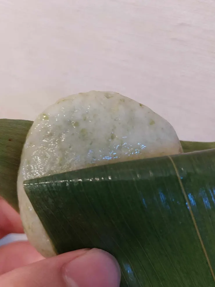 外觀包成三角形，但拆開來卻是圓形，吃起來很黏，餡料也很夠，但不會膩，喜歡吃甜食的推薦來試試