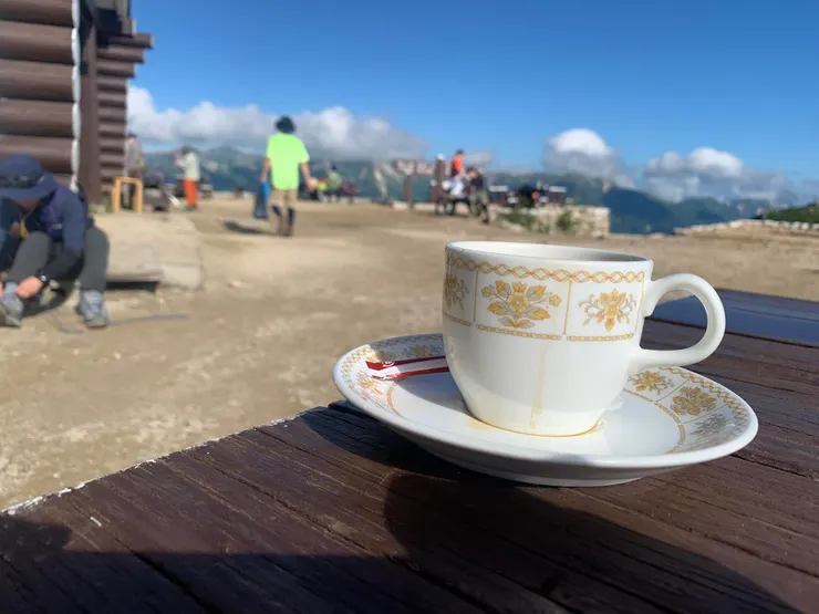 回到山莊點一杯咖啡─用真正的咖啡杯盛著