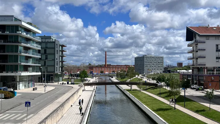 走回火車站途中從高架橋上看運河