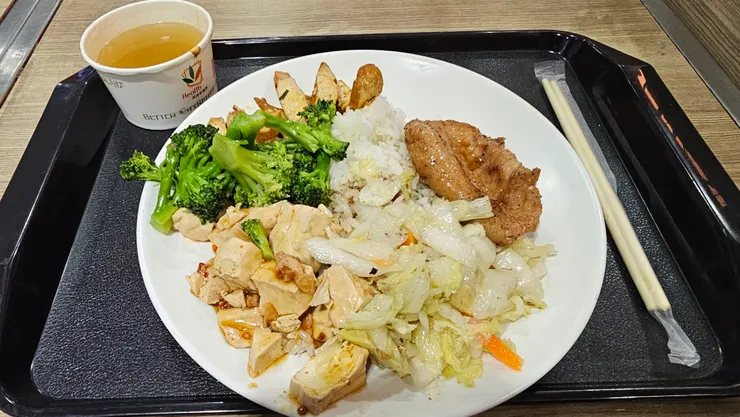 這是前天我的晚餐!桃機一航美食街85元員工餐!滷排骨沒骨頭超好吃!