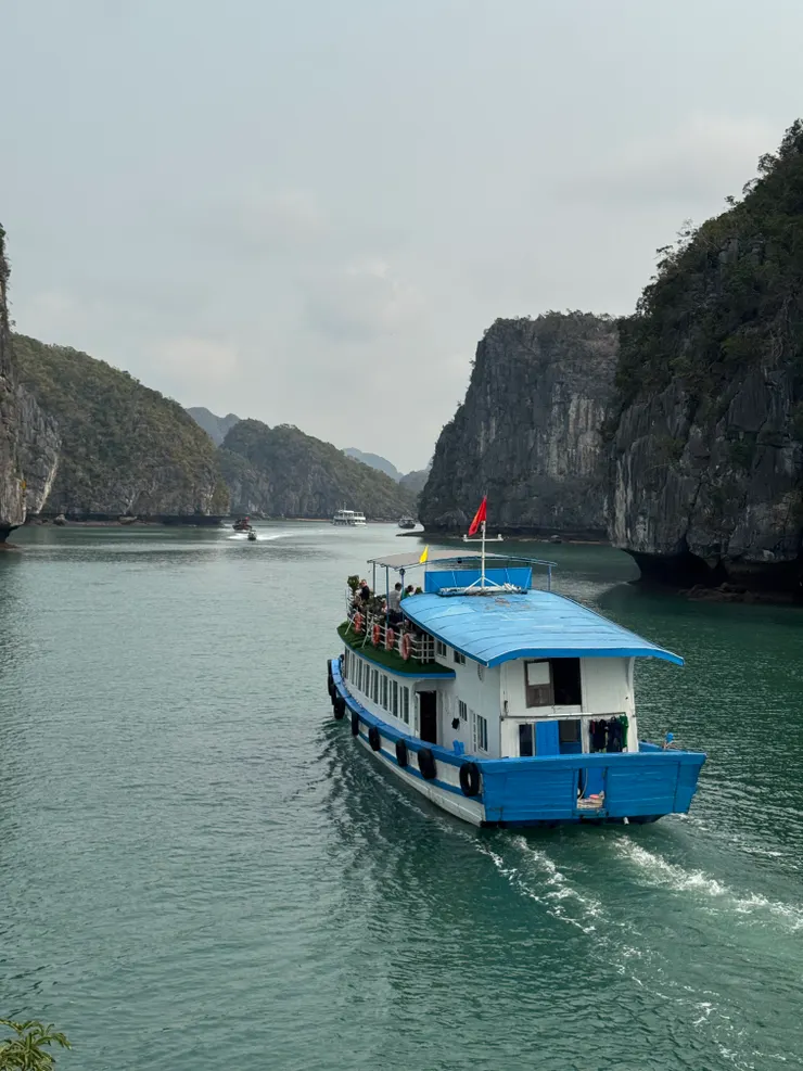 船隻緩緩駛入蘭哈灣