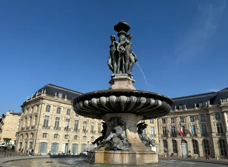 噴泉和背後的古典建築一起入鏡，好美