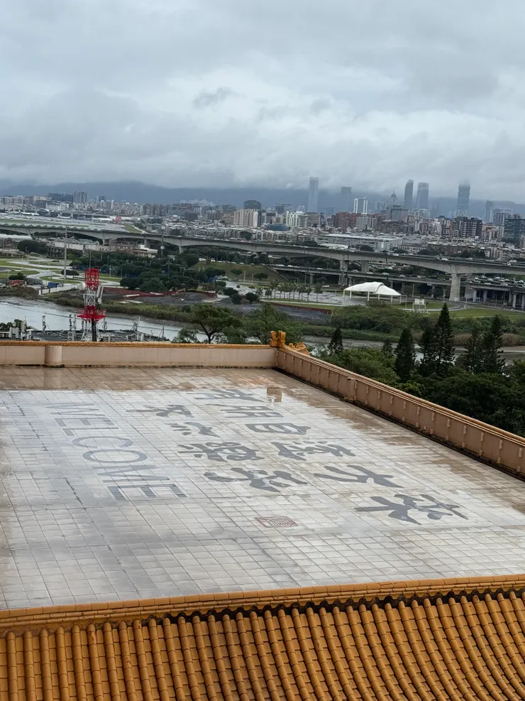 沒從飯店內部看，真是不知道原來露台還有字