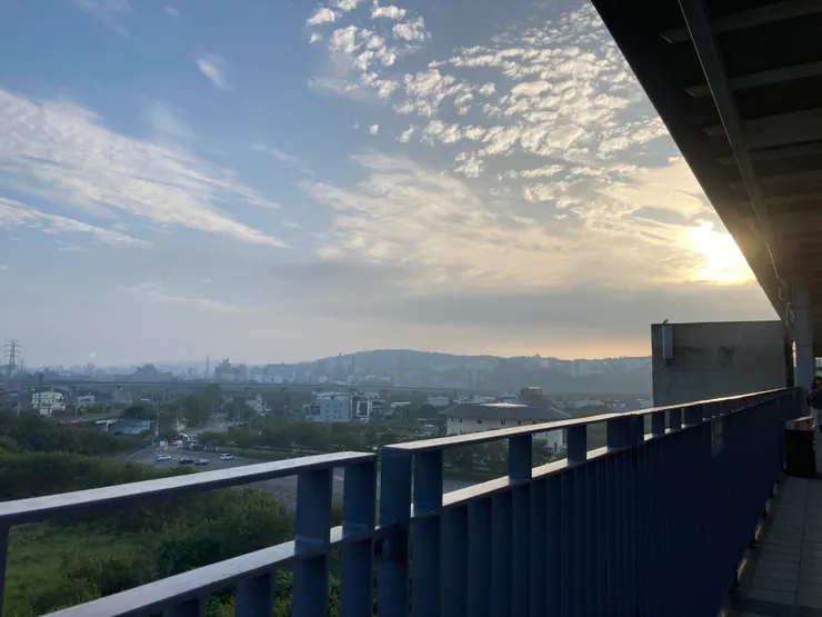 2023年末返鄉，車站遼闊的天空。