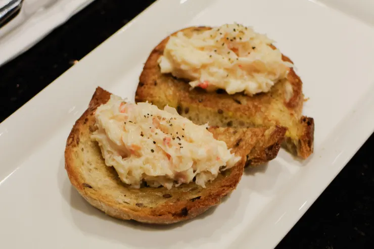 松葉蟹法式長棍麵包。(攝影/卓芳妤)