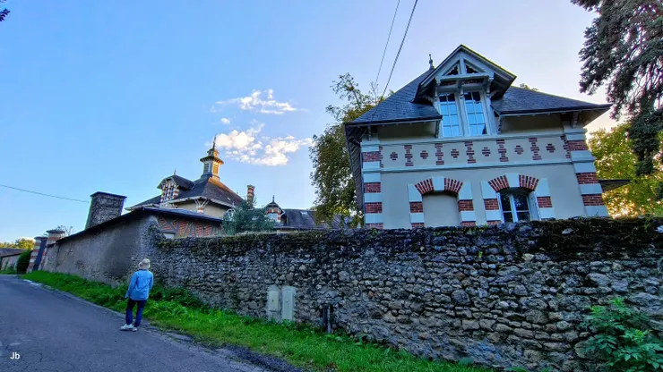 【莊園逛了一圈後，從一個側門走出，繞回正門。】