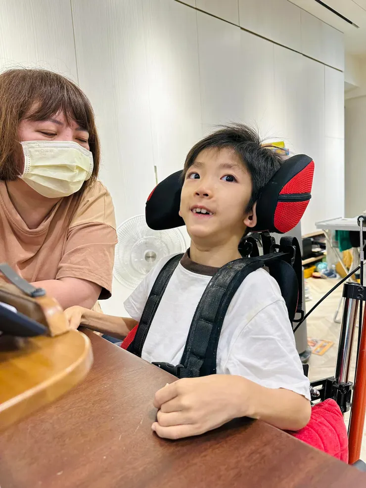 眼動課程炯炯有神的子祐，很依賴媽媽很愛黏著媽媽。20230712