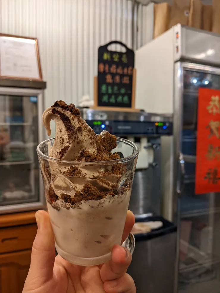 經不起誘惑再點了提拉米蘇霜淇淋，我不是方才嗑了一大碗嫩仙草嗎！？