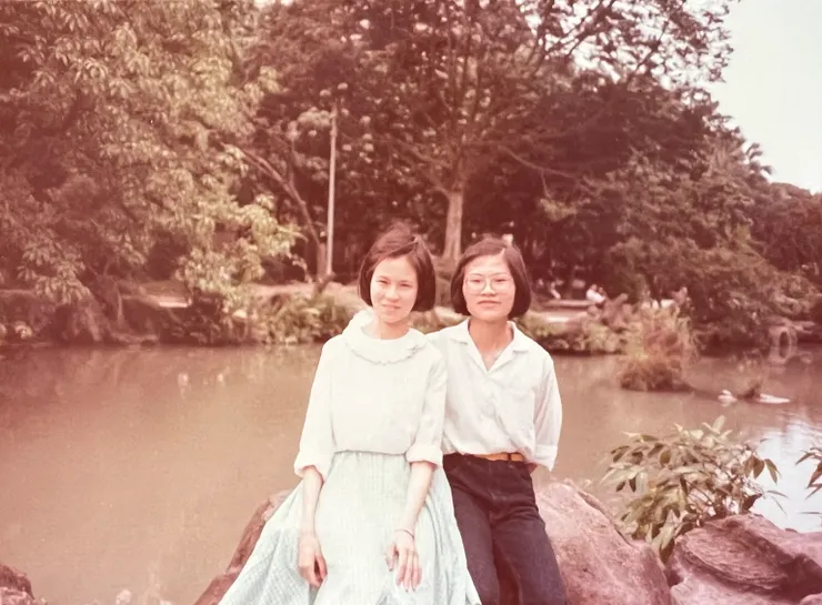  &nbsp; 大學聯考前我倆跑去新公園玩，年少時的清純在此顯現無遺。