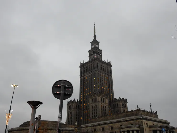 中央車站可看到科學文化宮，是波蘭境內最高的建築物，也是該國首都華沙的標誌性建築。