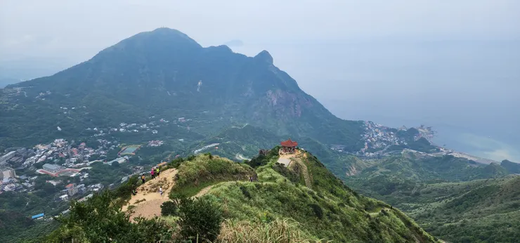 俯瞰有紀念牌的空地和寶獅亭