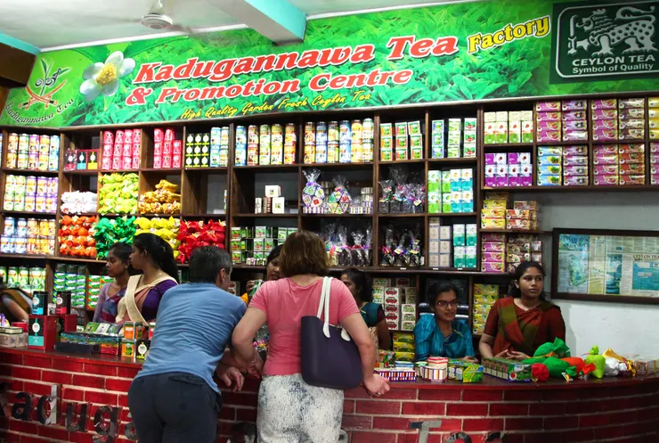 櫃檯前這二位澳洲人，買了一大堆茶