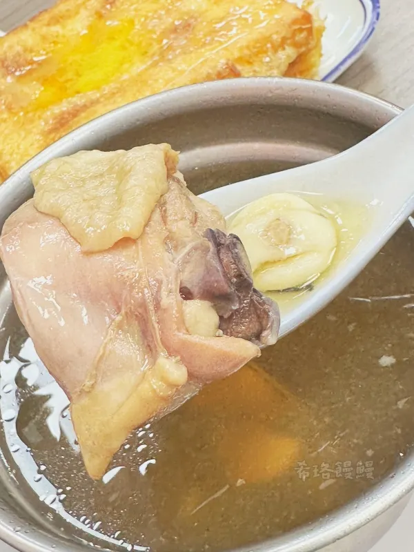 沒什麼香菇味，比較像在喝蒜頭雞湯，清甜帶蒜香