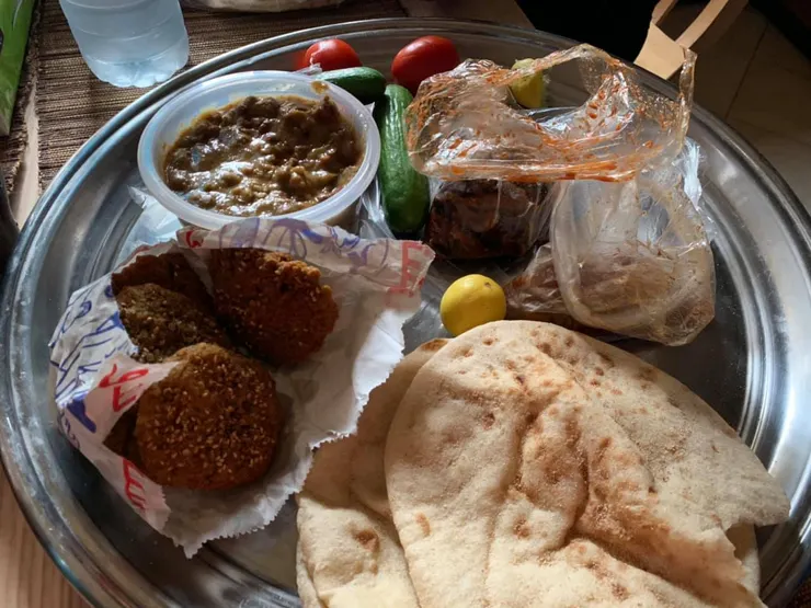 早午餐，茄子非常辣埃及人吃很辣，餅皮非常Q彈好吃