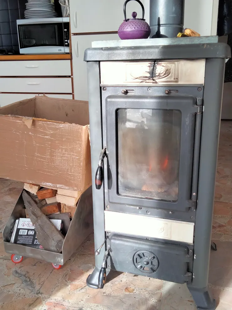 燃燒木頭的暖爐