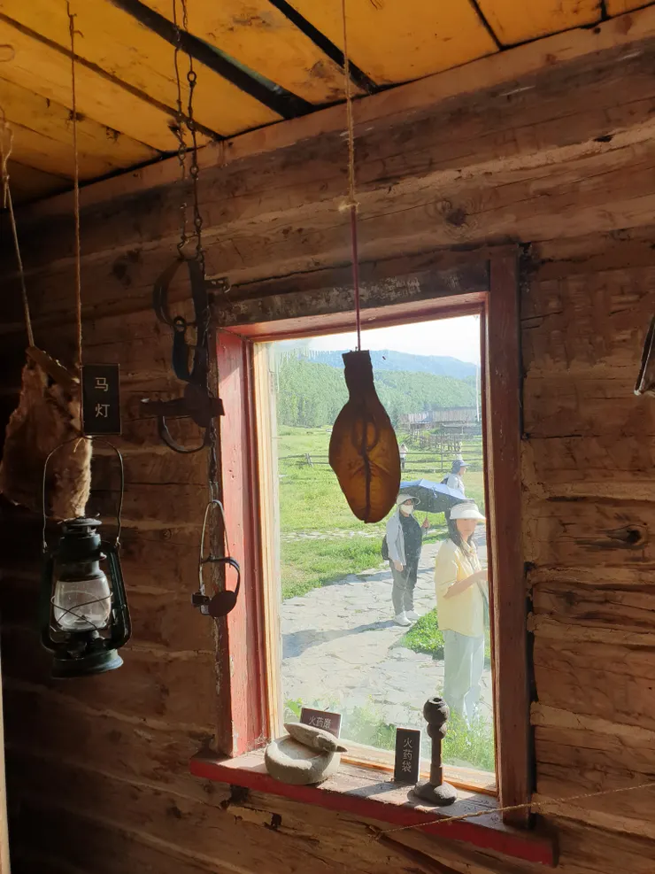 屋裡展示遊牧民族放牧的器具及一些歷史