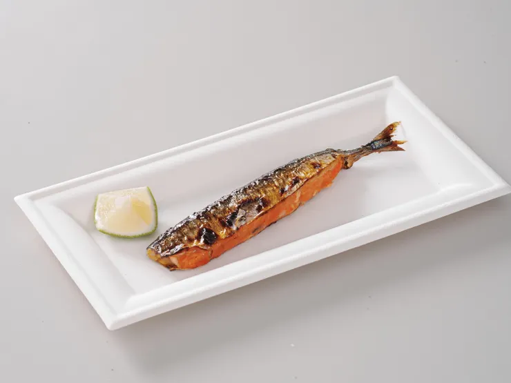 圖說：焦糖楓全新推出的「明太子秋刀魚」，在魚腹中包裹飽滿明太子，橘亮的色澤在微光下閃爍，讓人一看就食慾大開。（資料來源：焦糖楓）