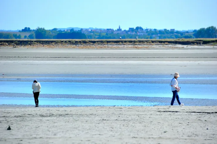 【聖米歇爾山前海灘一景，鏡頭中人為老婆和女兒。】