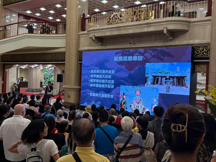 聆聽導聆的觀眾,連外國人都有