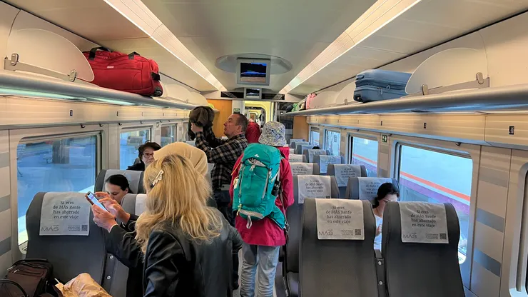 長途列車上車太慢，小行李只好手動放上行李架