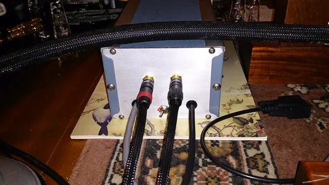 背面照片，一組訊號輸入，右邊黑色是電源線，左邊灰色為輸出線