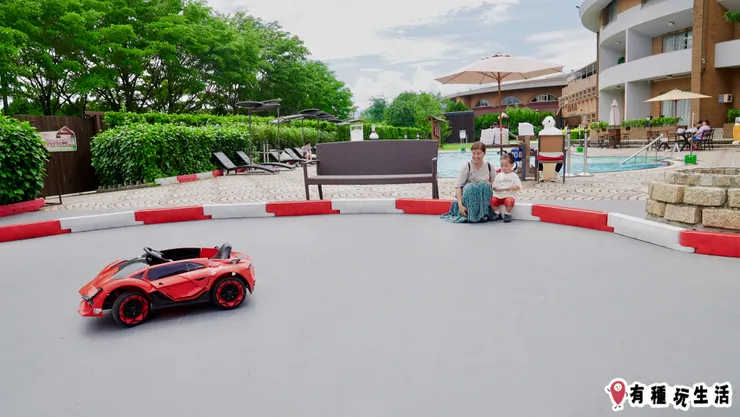 📍 可坐可搖控，蹦比正在玩遙控超跑