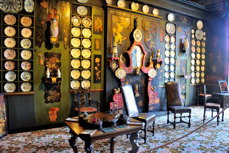 【中國風客廳（Chinoiserie Room）！由雨果本人設計和佈置，擺滿了他收集的東方藝術品。 】