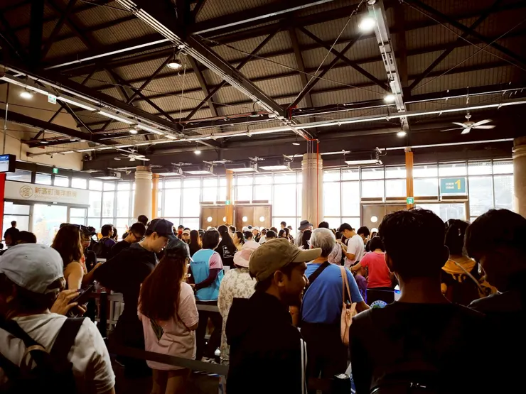 假日搭船人潮眾多