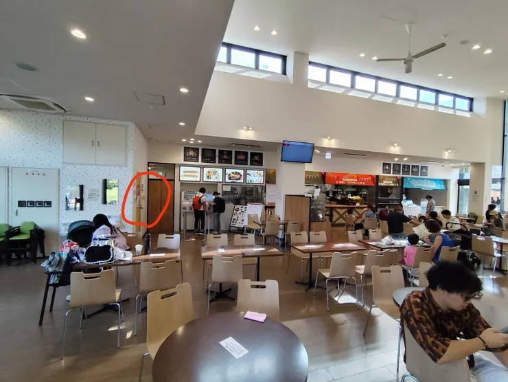 用餐區的最左側(圈紅色)就是哺乳室。