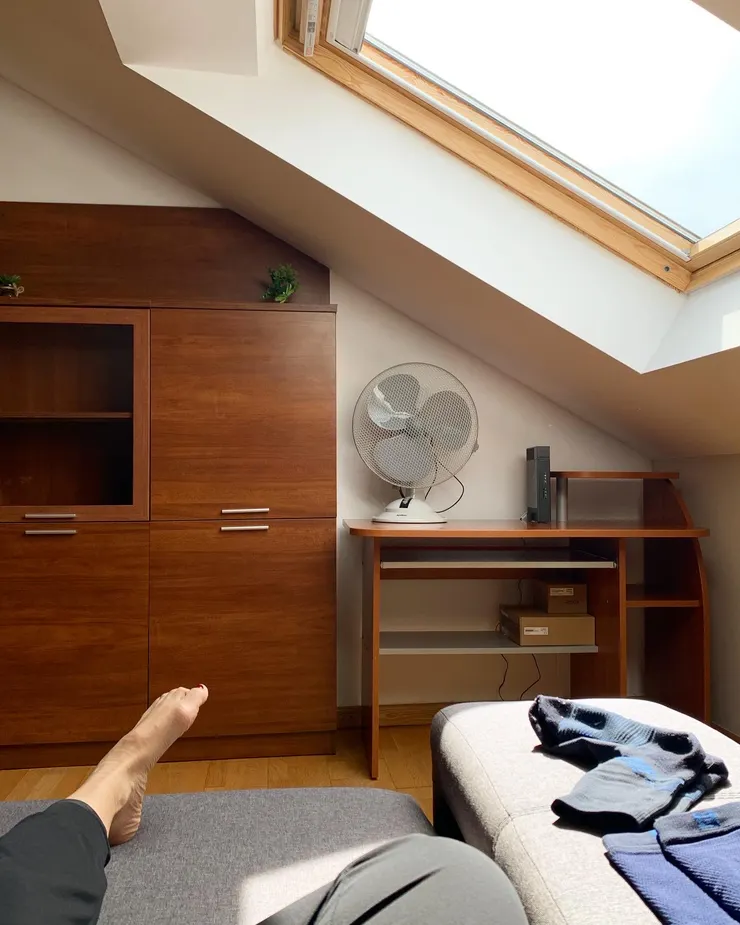 圖八:廢在沙發的我和襪子和襪套