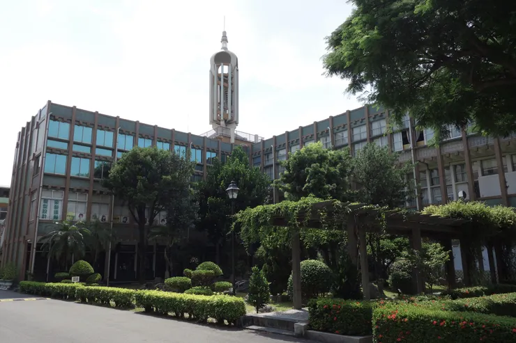 三信家商學生活動中心。圖片來源：維基百科開放資源，地下高雄 - 自己的作品, CC BY-SA 4.0,