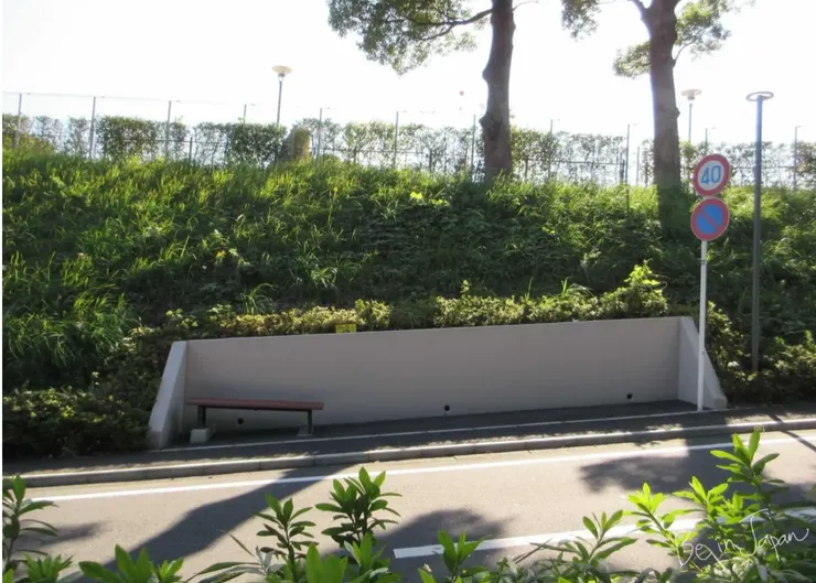 不是公車站牌的地方，卻有著讓人休息的長凳