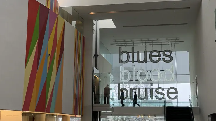 巨大的 blues blood bruise 懸掛在挑高的空間中閃爍。（Carrie 攝影）