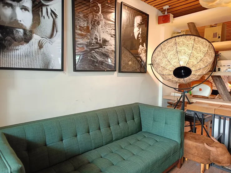 咖啡廳擺滿了眾多古董級蘋果相關產品,沙發區也不例外