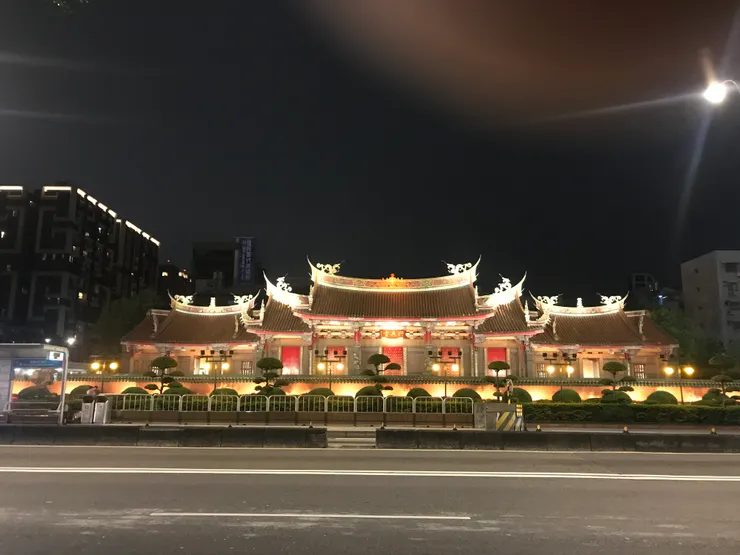 步行至行天宮站的丹堤喝杯咖啡休息一下