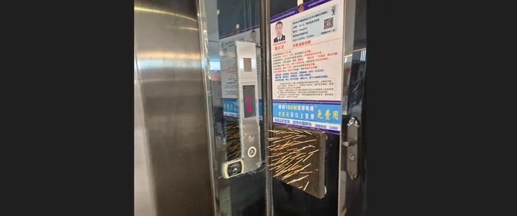 進入廈門隔離酒店的電梯自拍