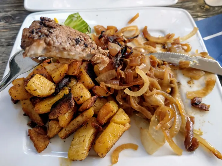 午餐，圖林根肉排佐炸馬鈴薯，但馬鈴薯和洋蔥部分焦了，不太好吃