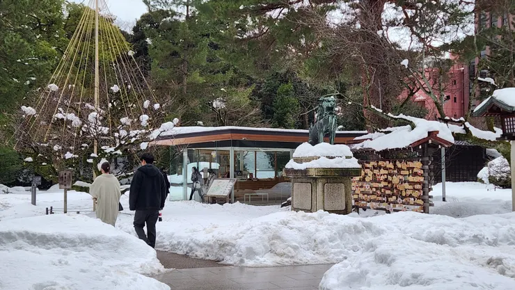 最特別的是御守販售處，設有獨立的玻璃櫥窗販賣所，內頭也有舒服的暖氣