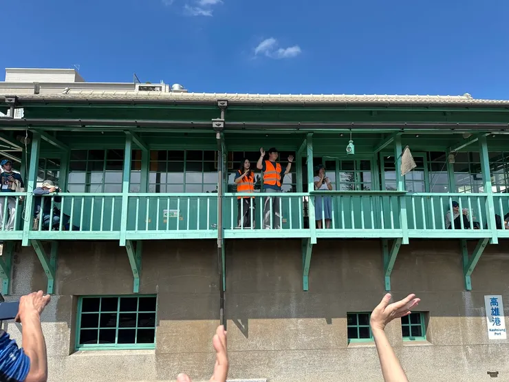 北號誌樓上招手的人們
