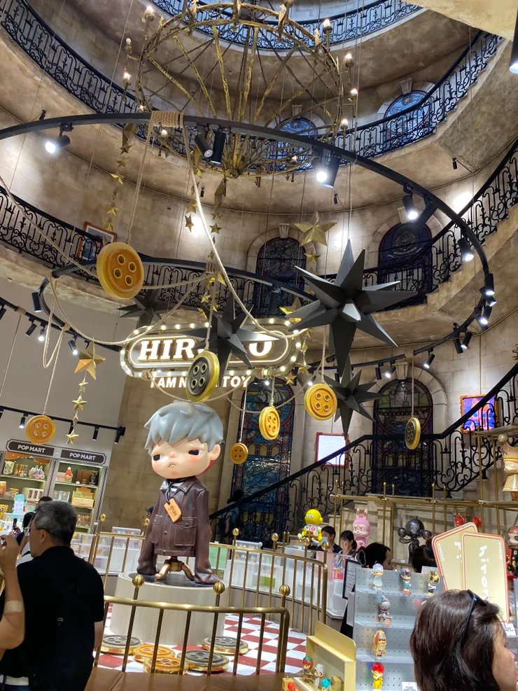 沒想過公仔可以讓許多人瘋狂，甚至擁有三層樓的展示與販售區域，座落在知名的觀光景點