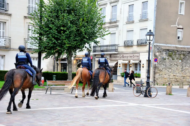 【空寂中忽傳來騎警馬蹄得得響】
