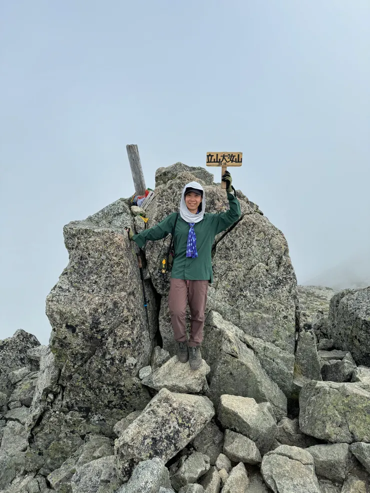 到底大霧天還戴著防曬頭套做甚麼？因為太陽還是偶爾會出來刷存在感，瞬間曬爆