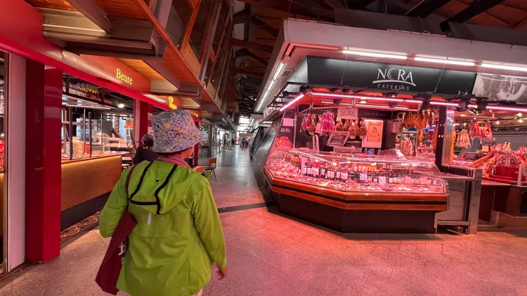 下午營業攤位不多， 以生火腿和起司店居多。