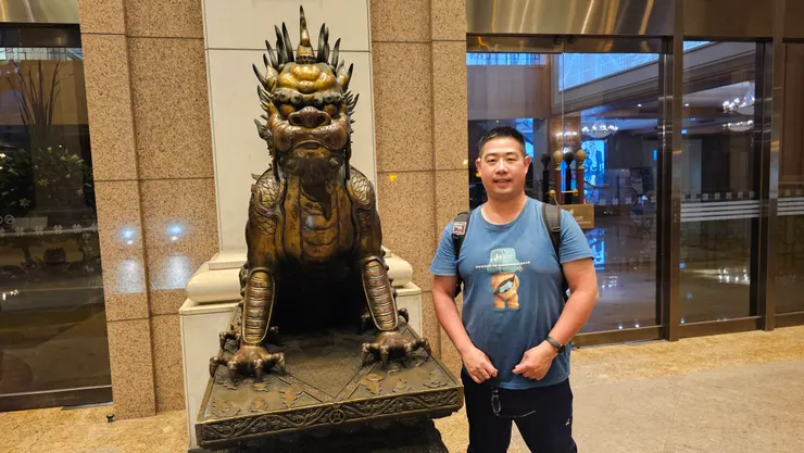 昨天看到高雄漢來大飯店員工在擋這扇玻璃門!我真是見識到了山陀兒颱風的威力與風力!