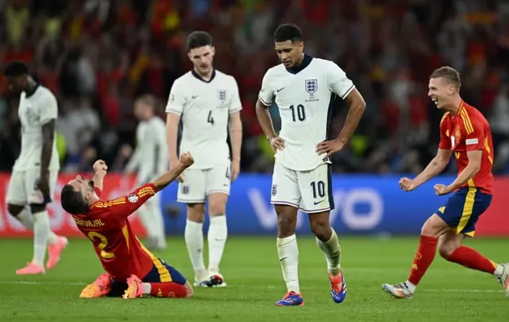 完場時西班牙球員慶祝獲勝