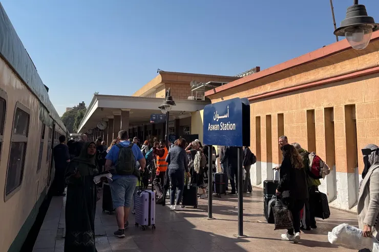 阿斯旺月台上滿滿的人