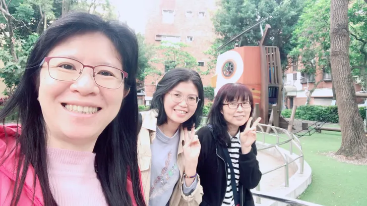 中場休息，與二位可愛的法友一起到附近的小公園散步