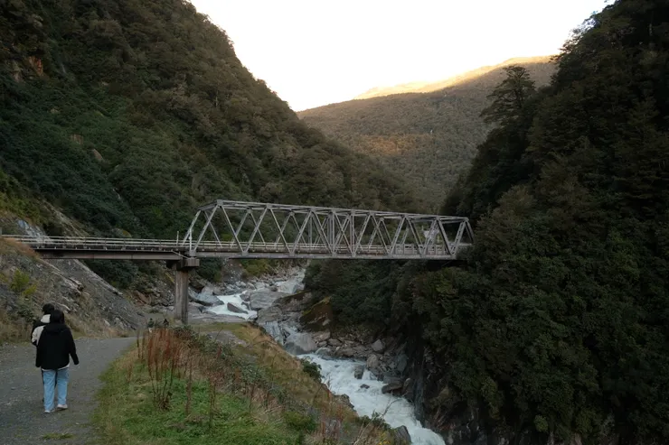 從這裡走下去就會看到壯觀的水流和巨石