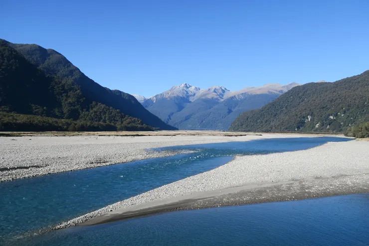 Haast River藍藍的河水